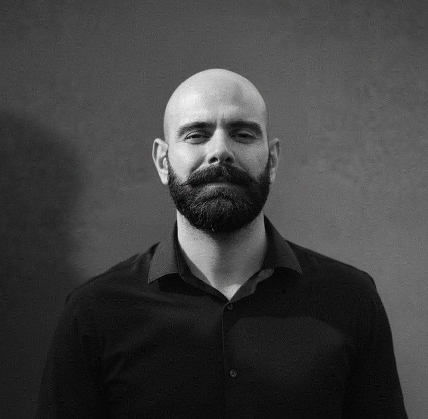 Logo design for the brand Redo on green gradient background